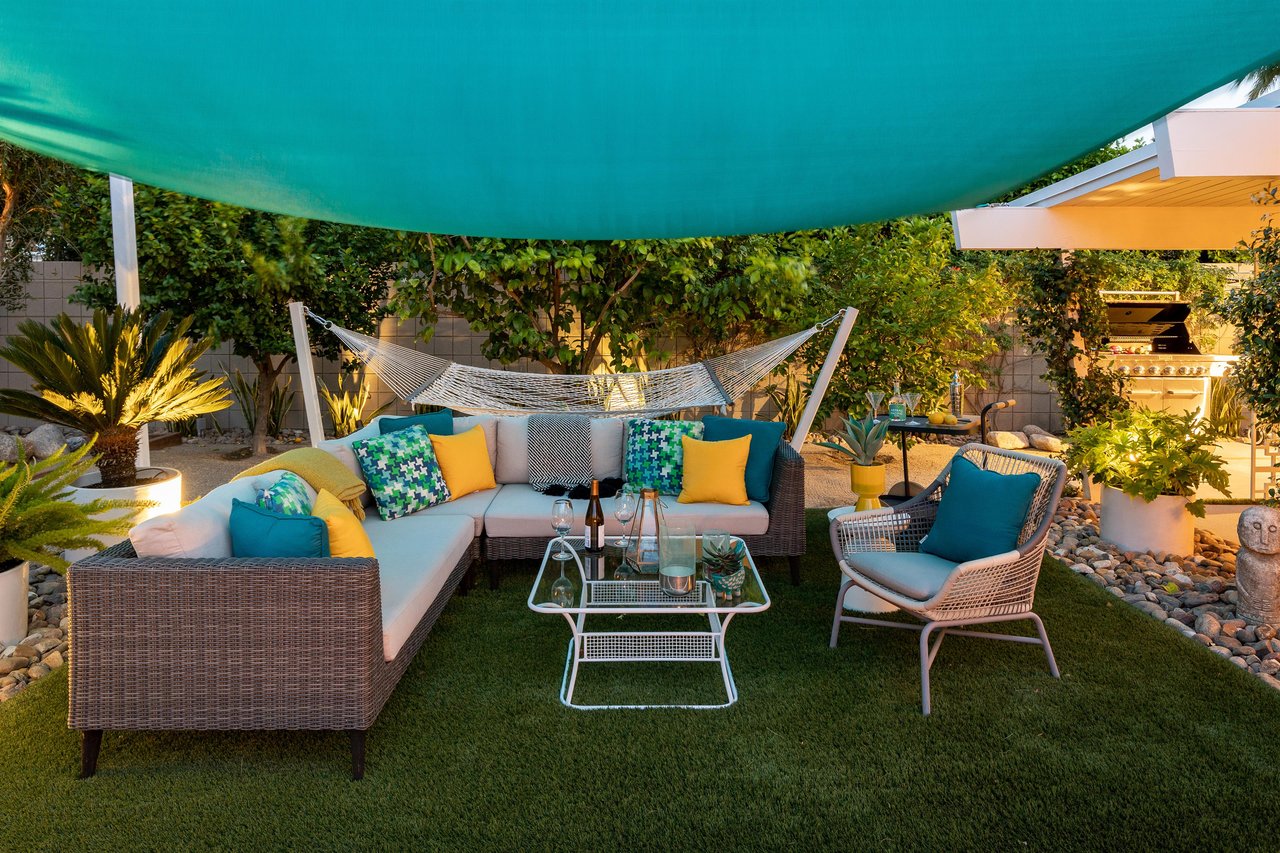 Relaxing conversation area