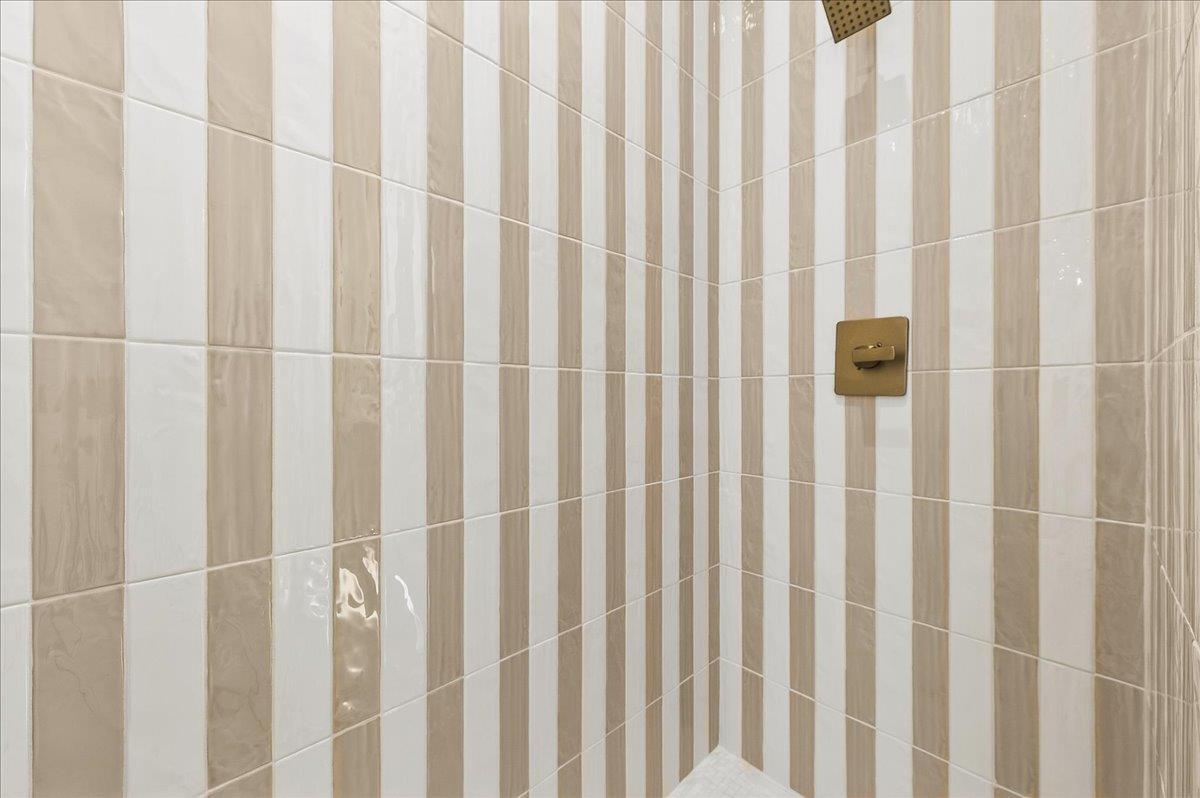 King Bathroom, 3rd Floor