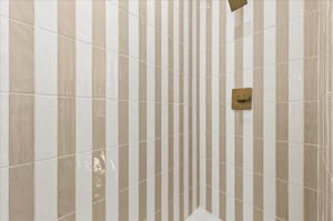 King Bathroom, 3rd Floor