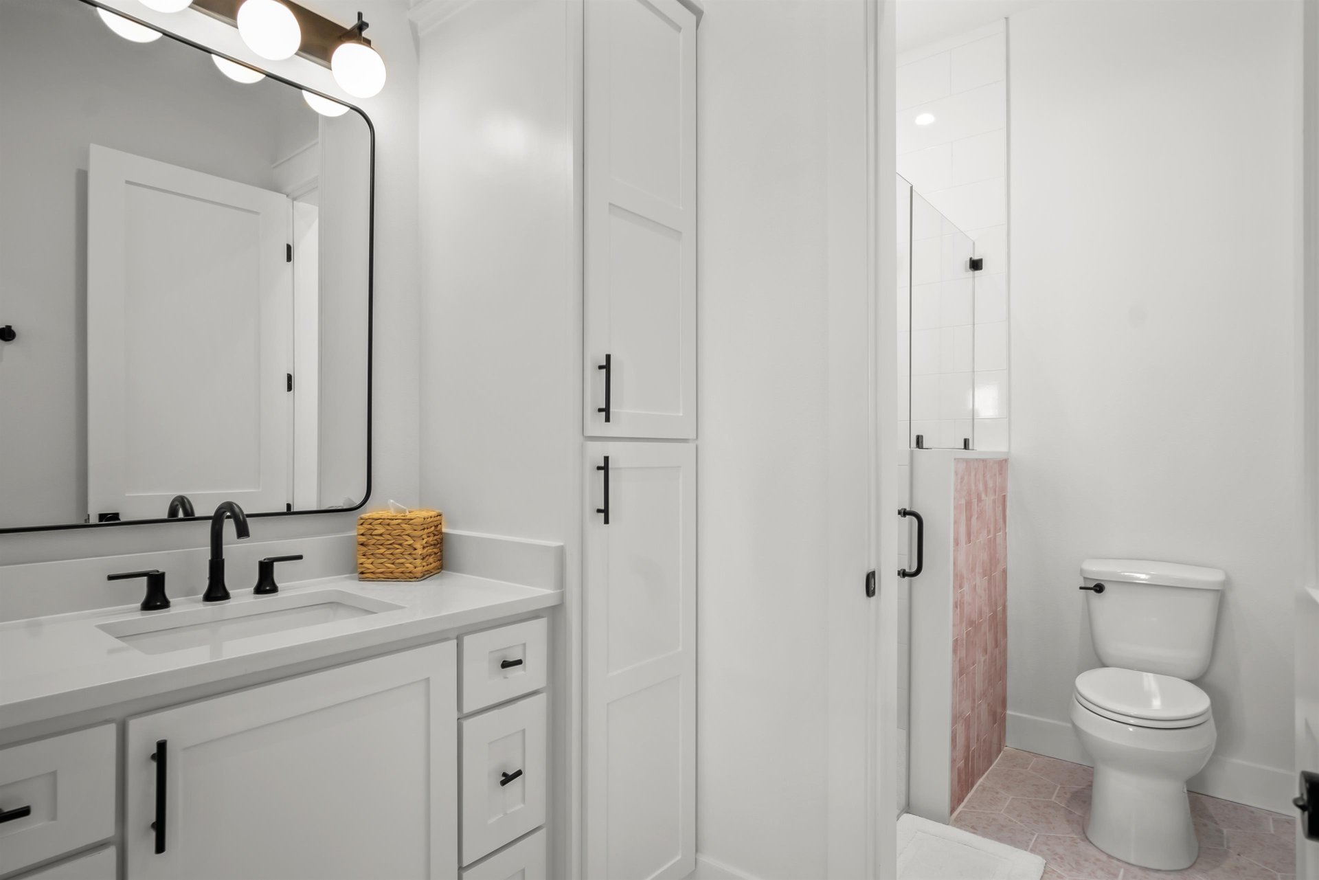 King Bathroom, 1st Floor