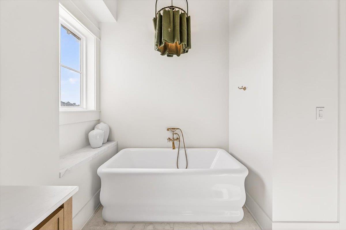 Primary King Bathroom, 2nd Floor