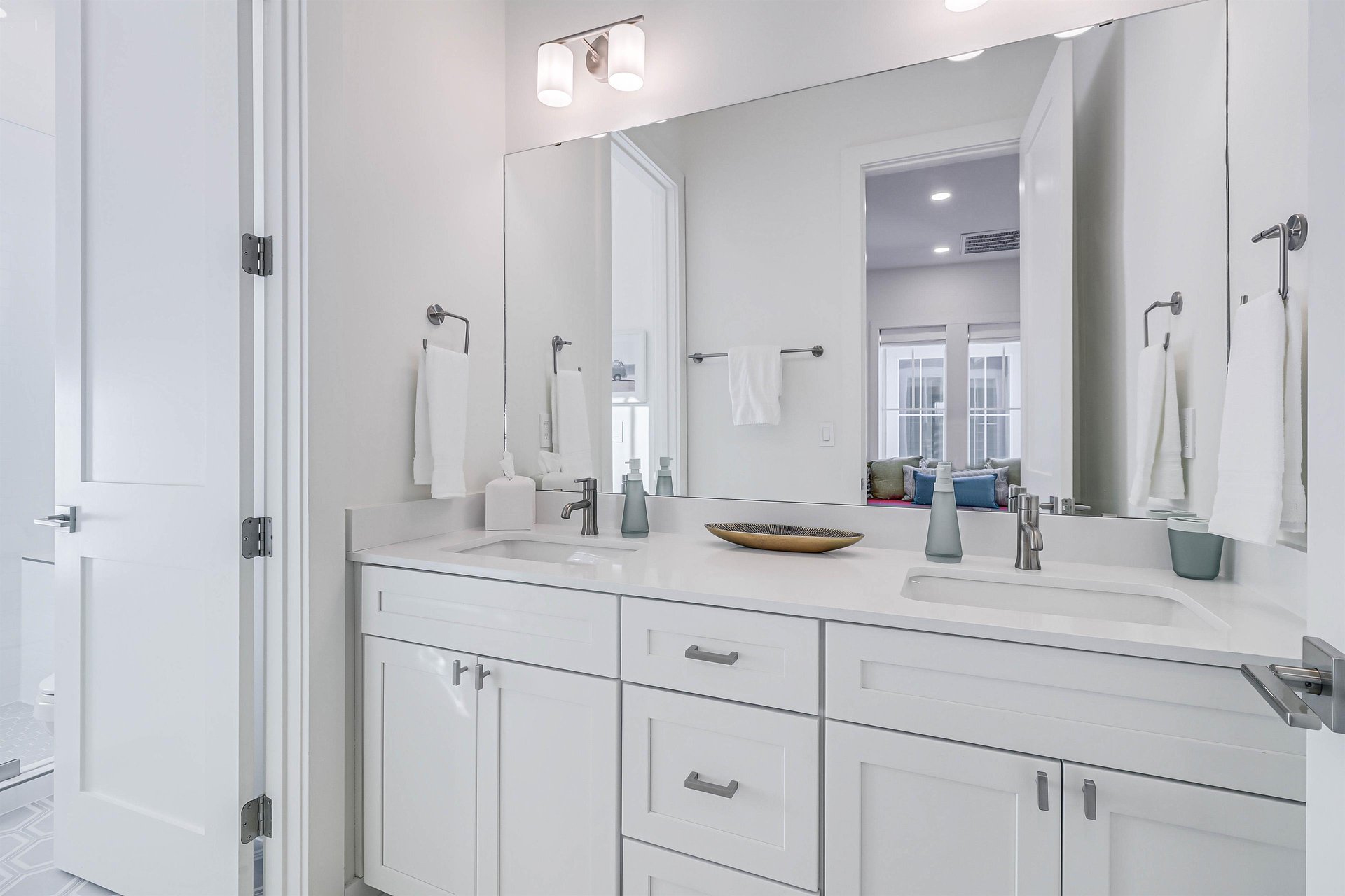 Shared Bathroom, 2nd Floor