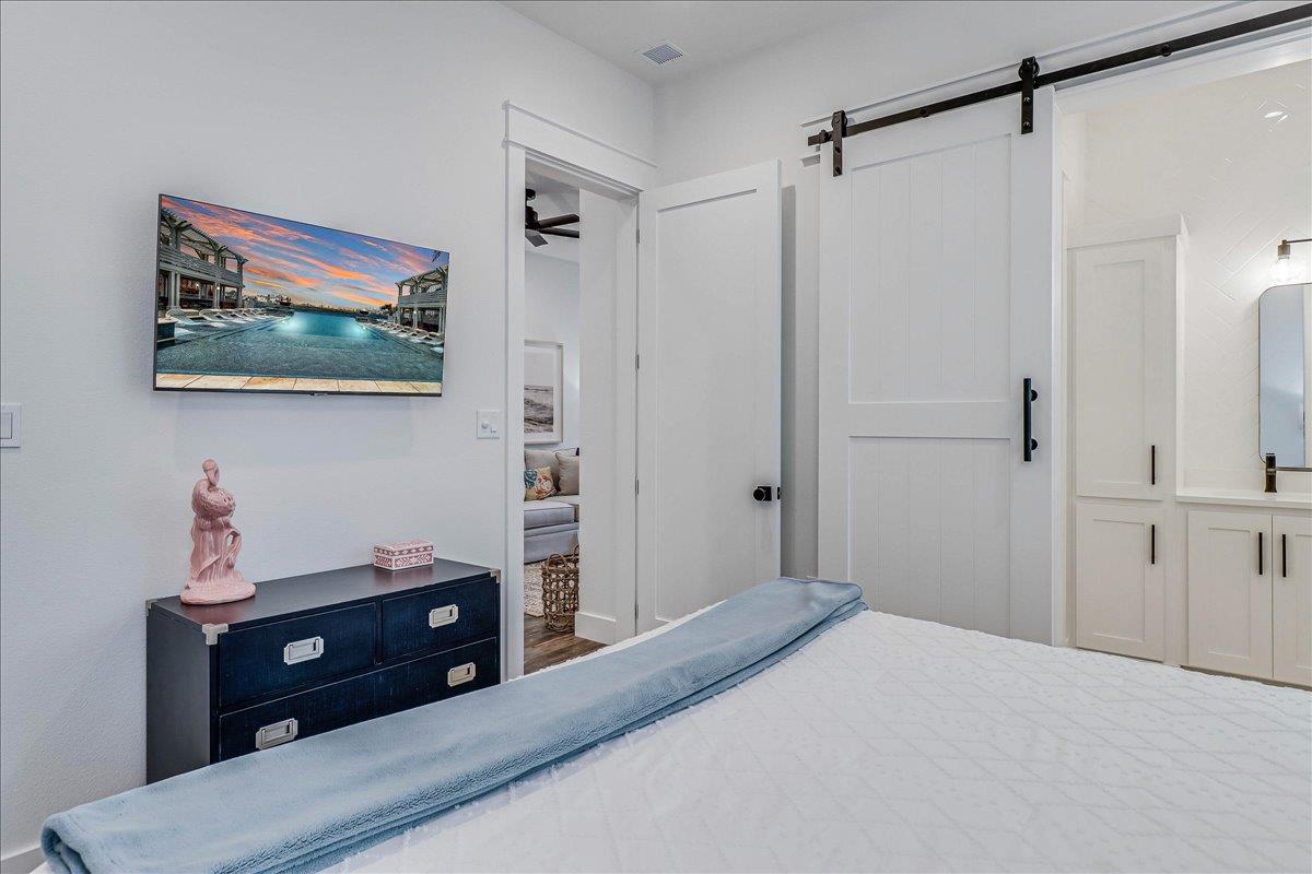 King Bedroom, 1st Floor