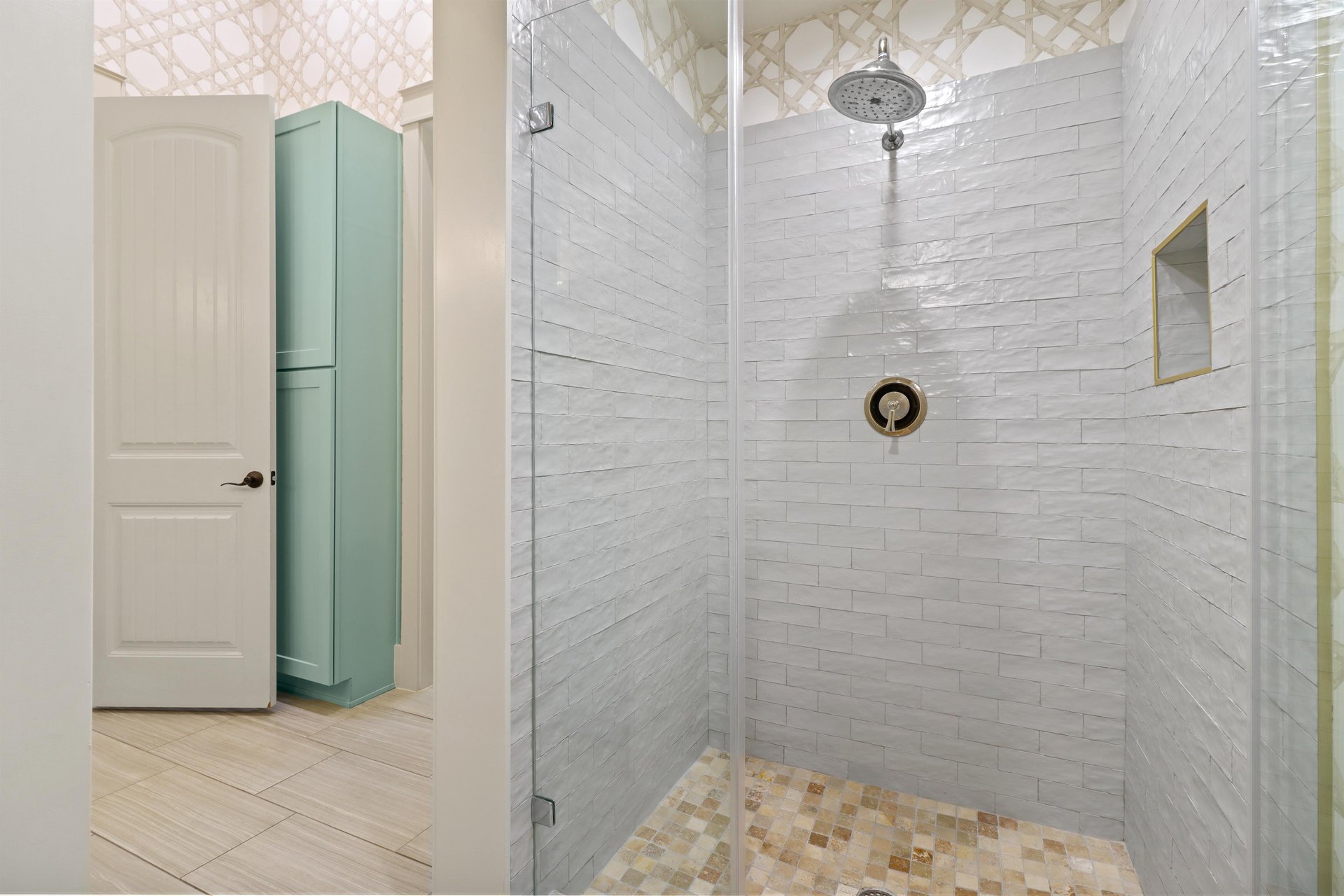 Shared Bathroom, 1st Floor