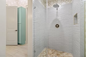 Shared Bathroom, 1st Floor