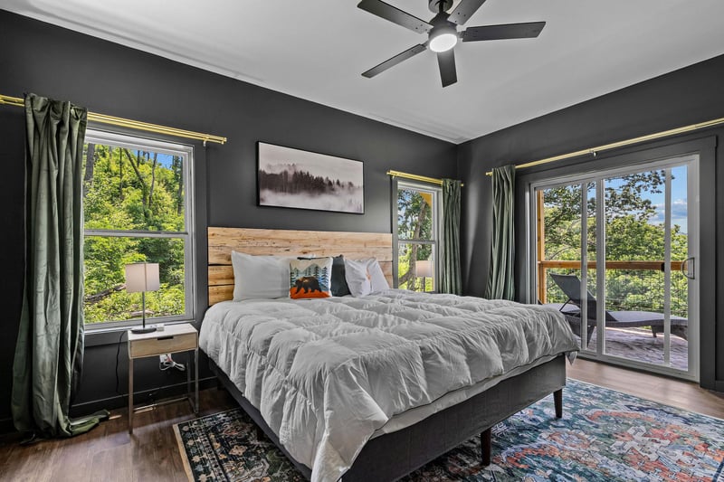 King bed with sliding door to deck