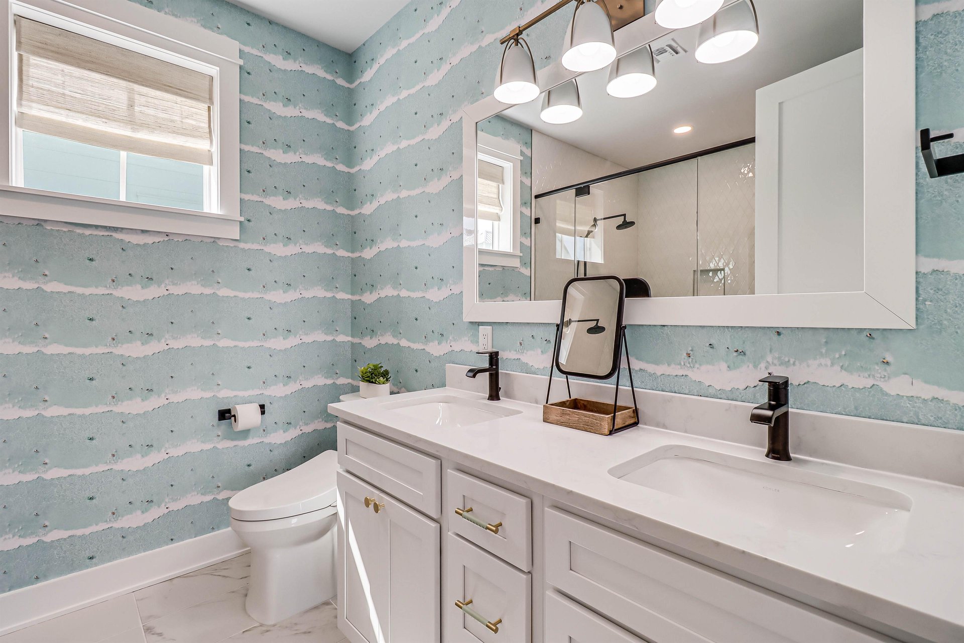 King Bathroom, 3rd Floor