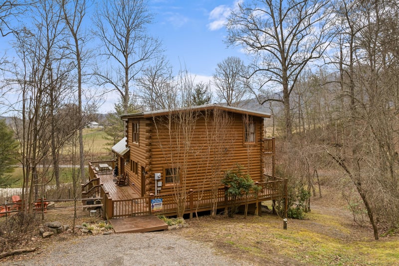 Sidefront of Bear Necessities cabin
