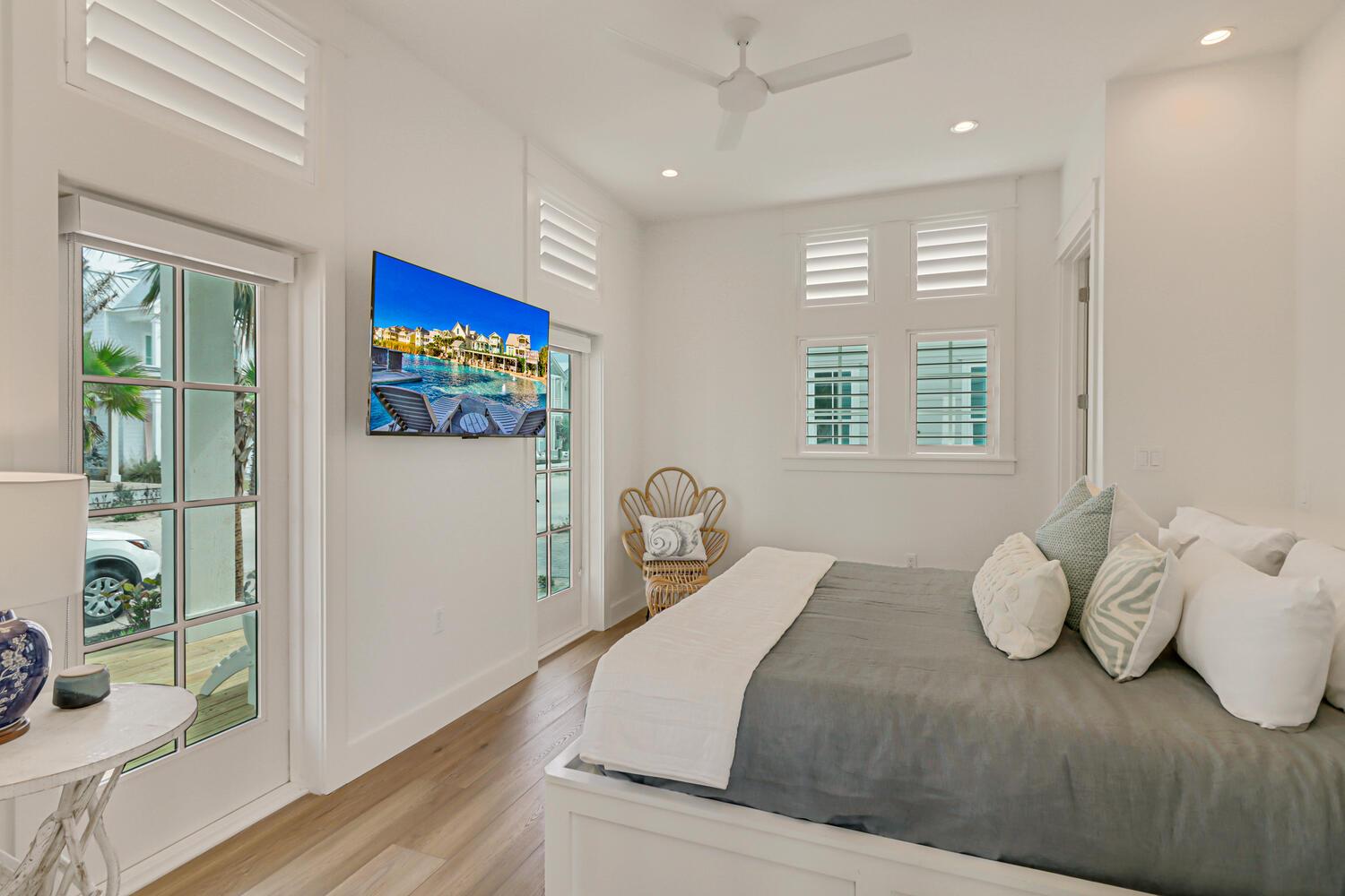 Third King Suite With Front Porch Access, 1st Floor