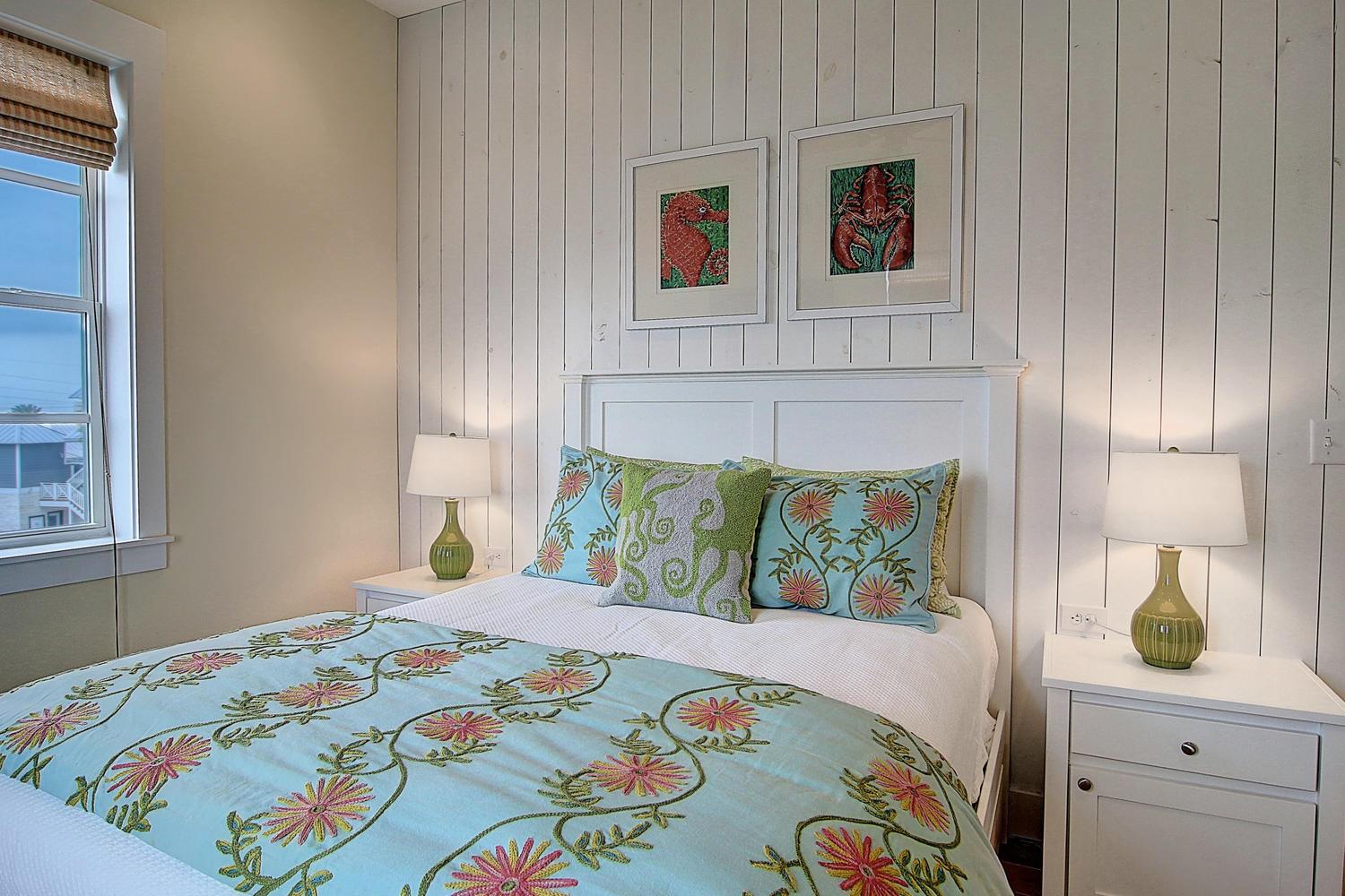 Main Floor, Queen Bedroom