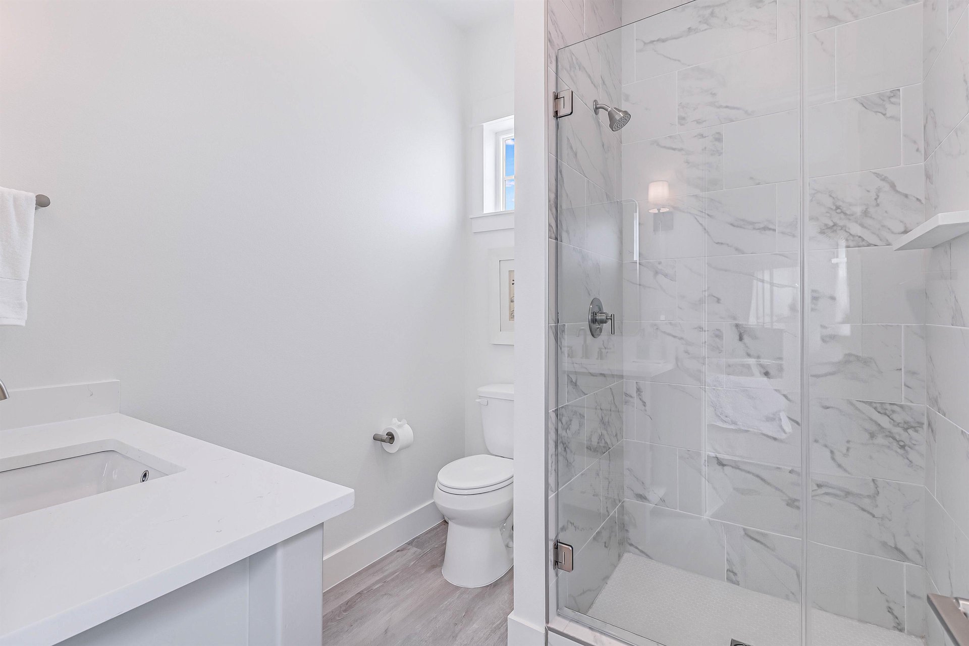 Queen Bathroom, 2nd Floor