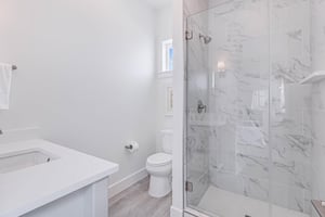 Queen Bathroom, 2nd Floor