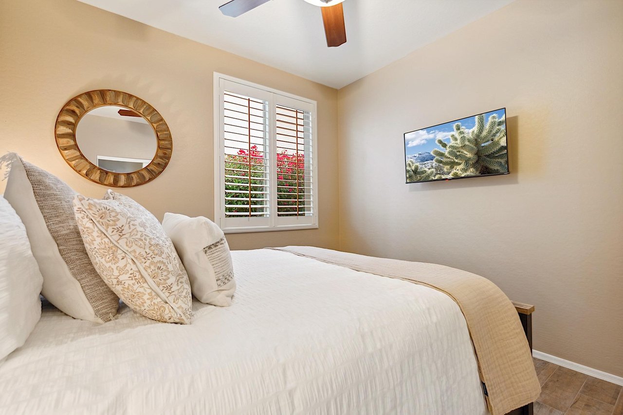 Second bedroom  Queensized bed w 40 Smart TV