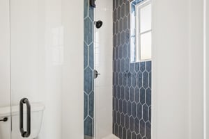 King Bathroom, 1st Floor