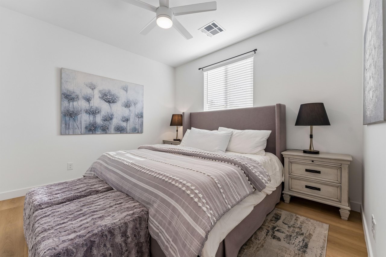 King size bed and flatscreen TV.