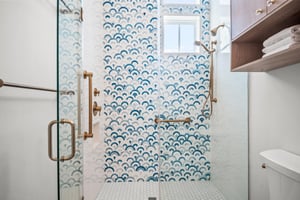 1st Floor, King Bathroom