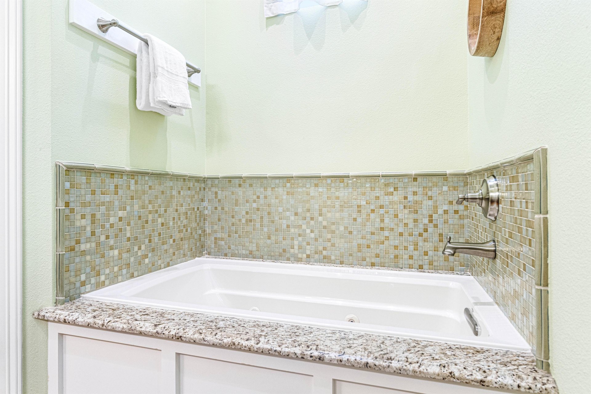 Primary King En Suite, 1st Floor Bathroom