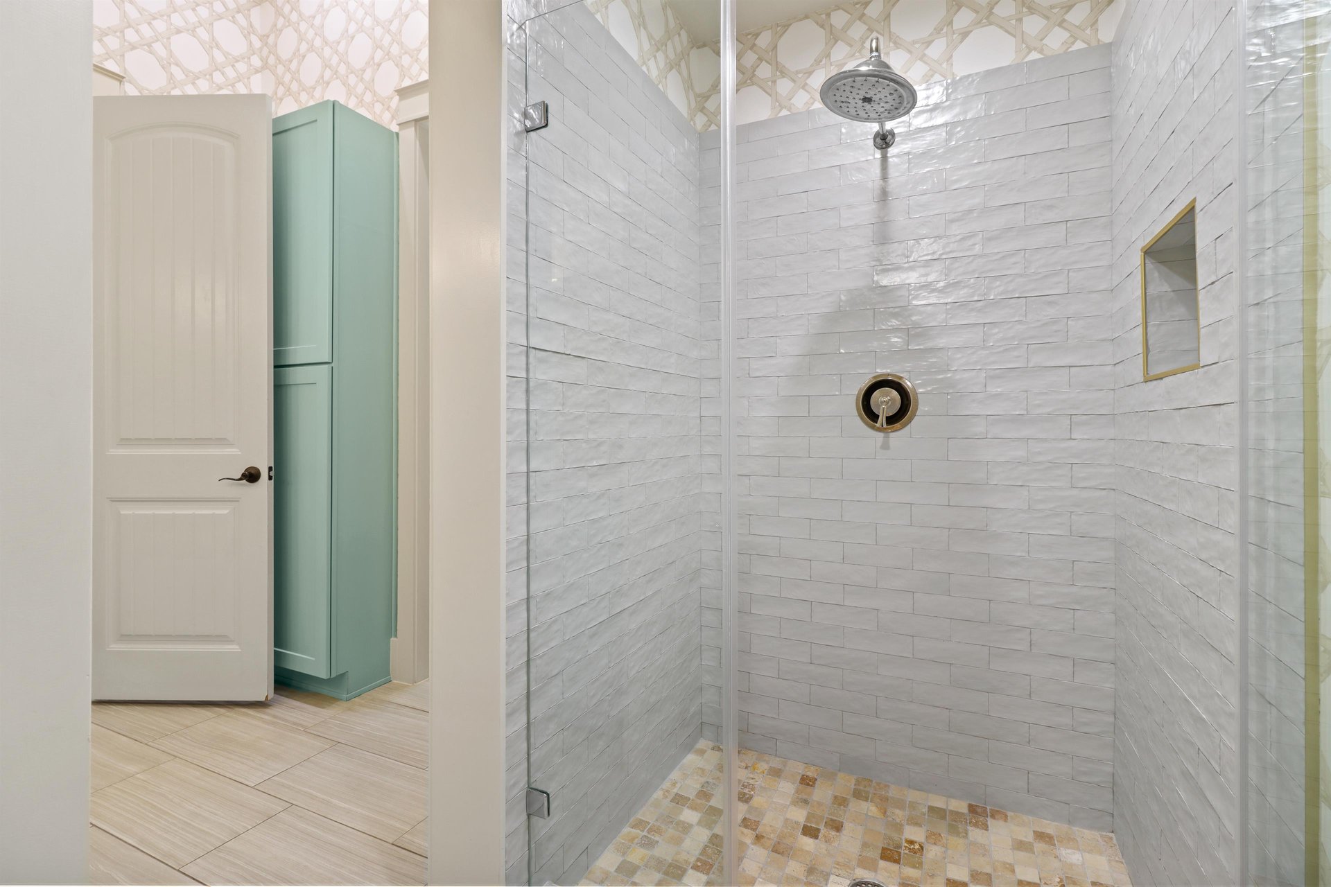 Shared Bathroom, 1st Floor