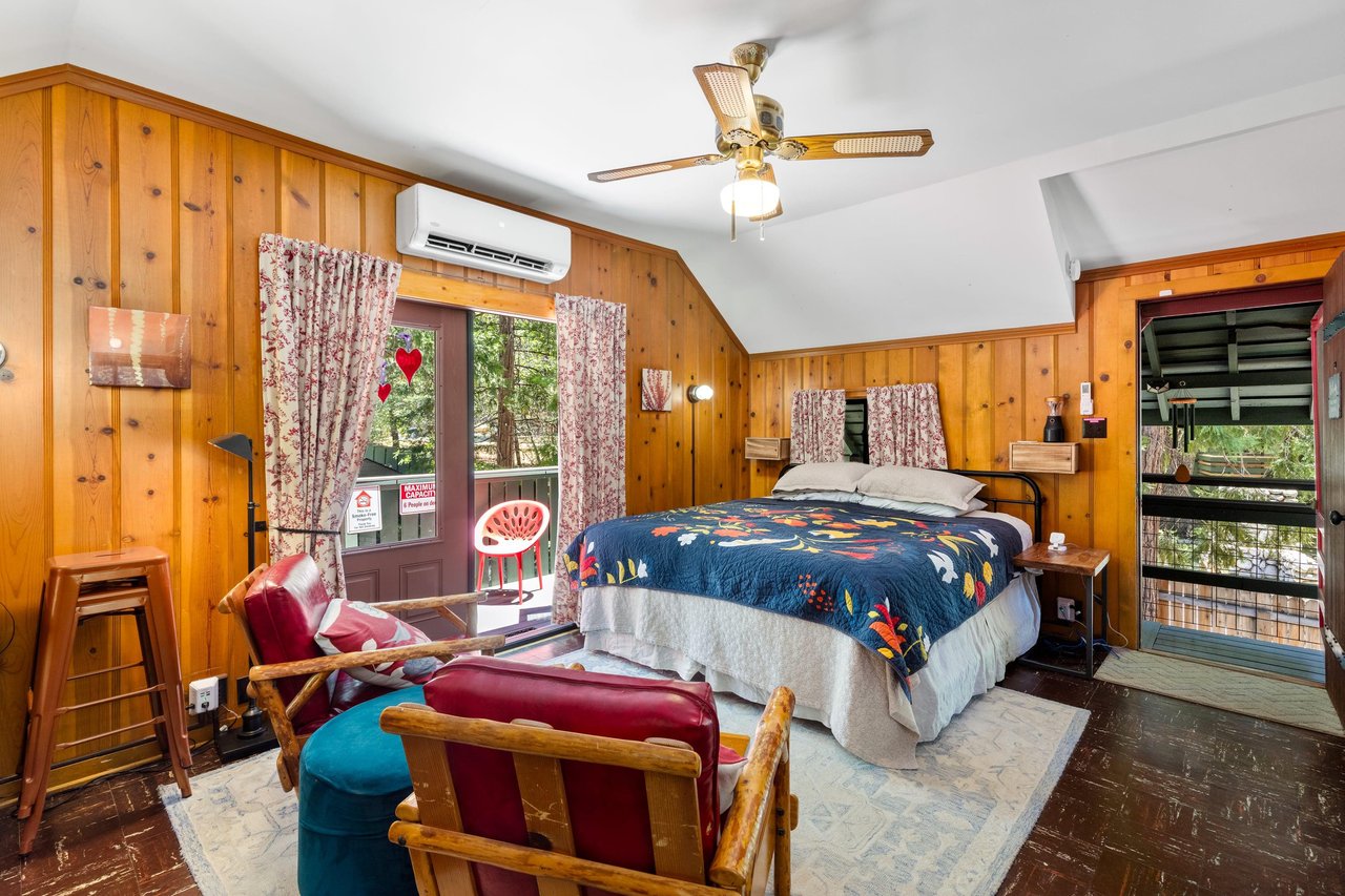 Equipped with a king size bed, deck, full kitchen, fireplace, desk, TV, and ensuite bathroom.