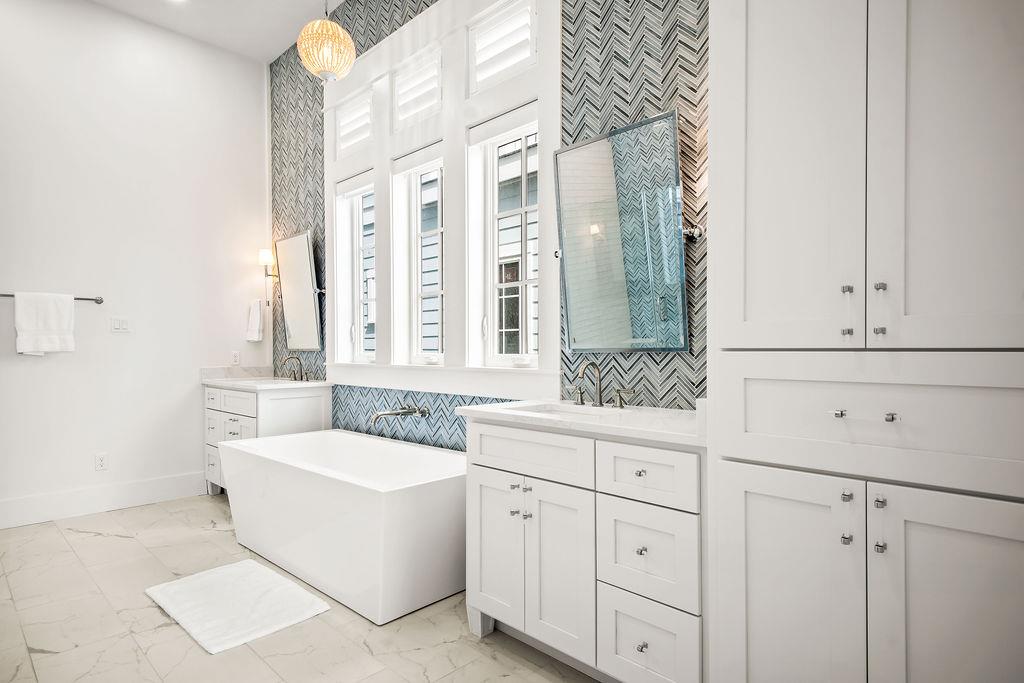 Primary King Bathroom, 1st Floor