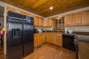 Kitchen w full size appliances