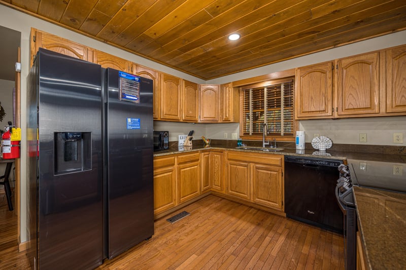 Kitchen w full size appliances