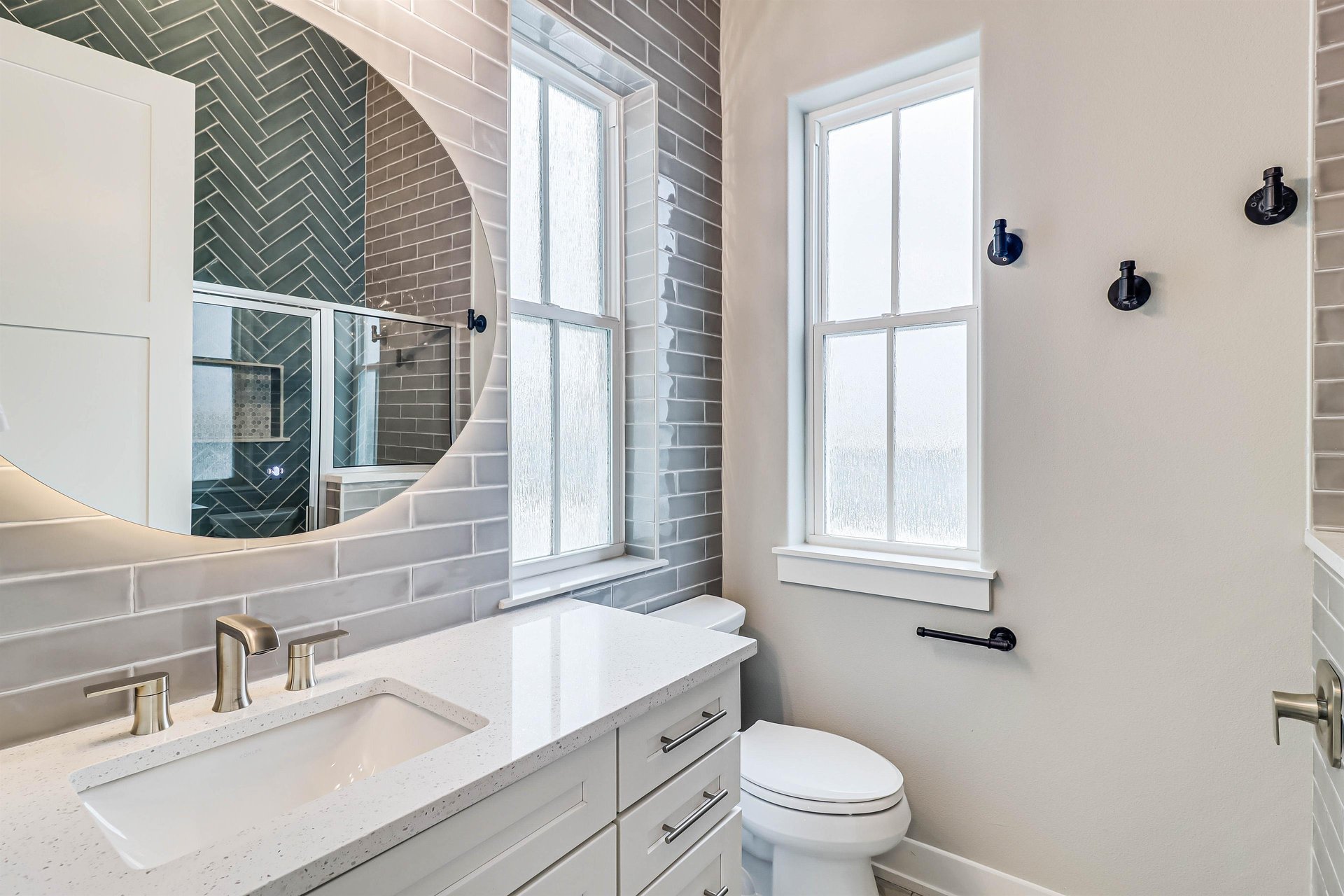 Third King Bathroom, 1st Floor