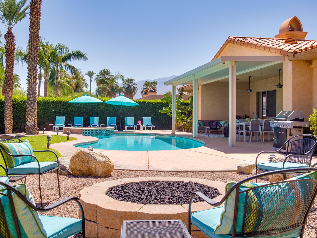 Lots of poolside amenities