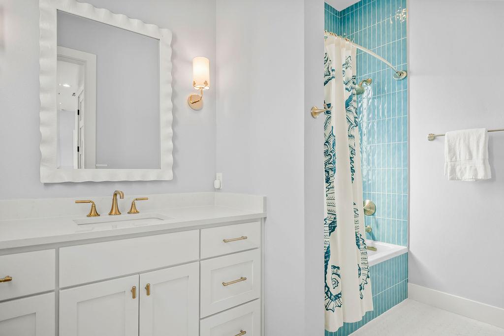 Primary Bathroom, 1st Floor