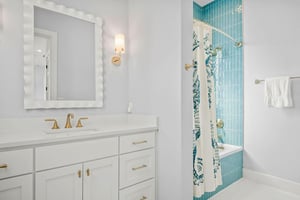 Primary Bathroom, 1st Floor