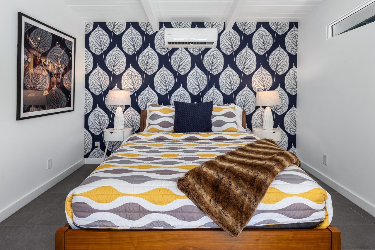 Queen size bed.