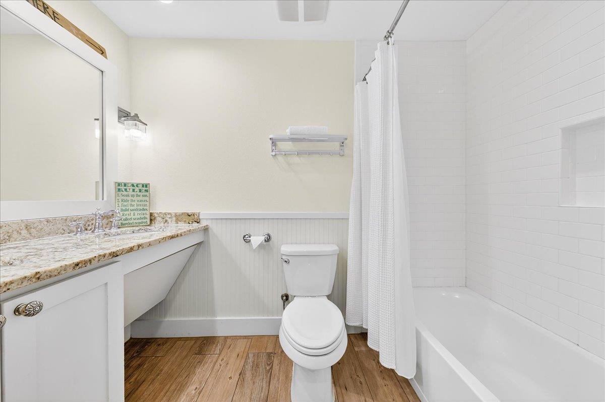 1st Floor, King Bathroom