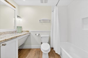 1st Floor, King Bathroom