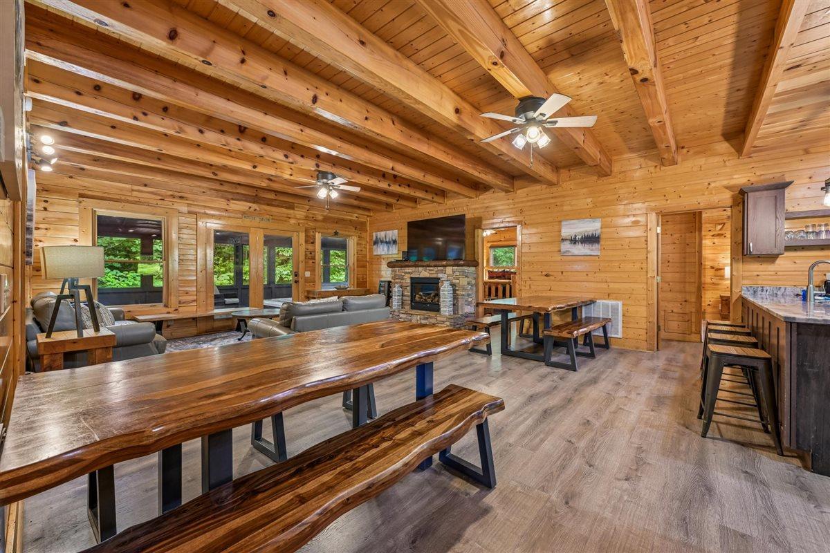 016Dining Area