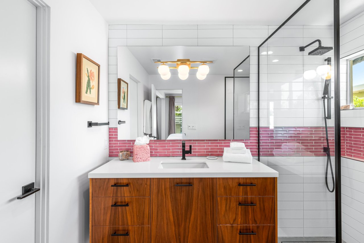 Ensuite bathroom with walkin shower.