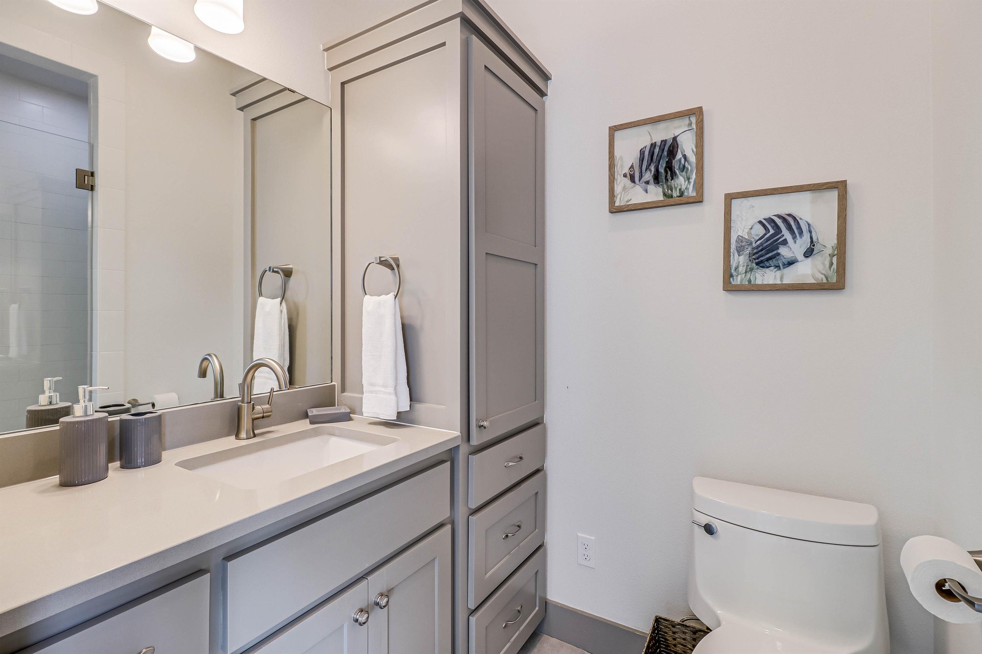 Ensuite Queen Bathroom, 1st Floor