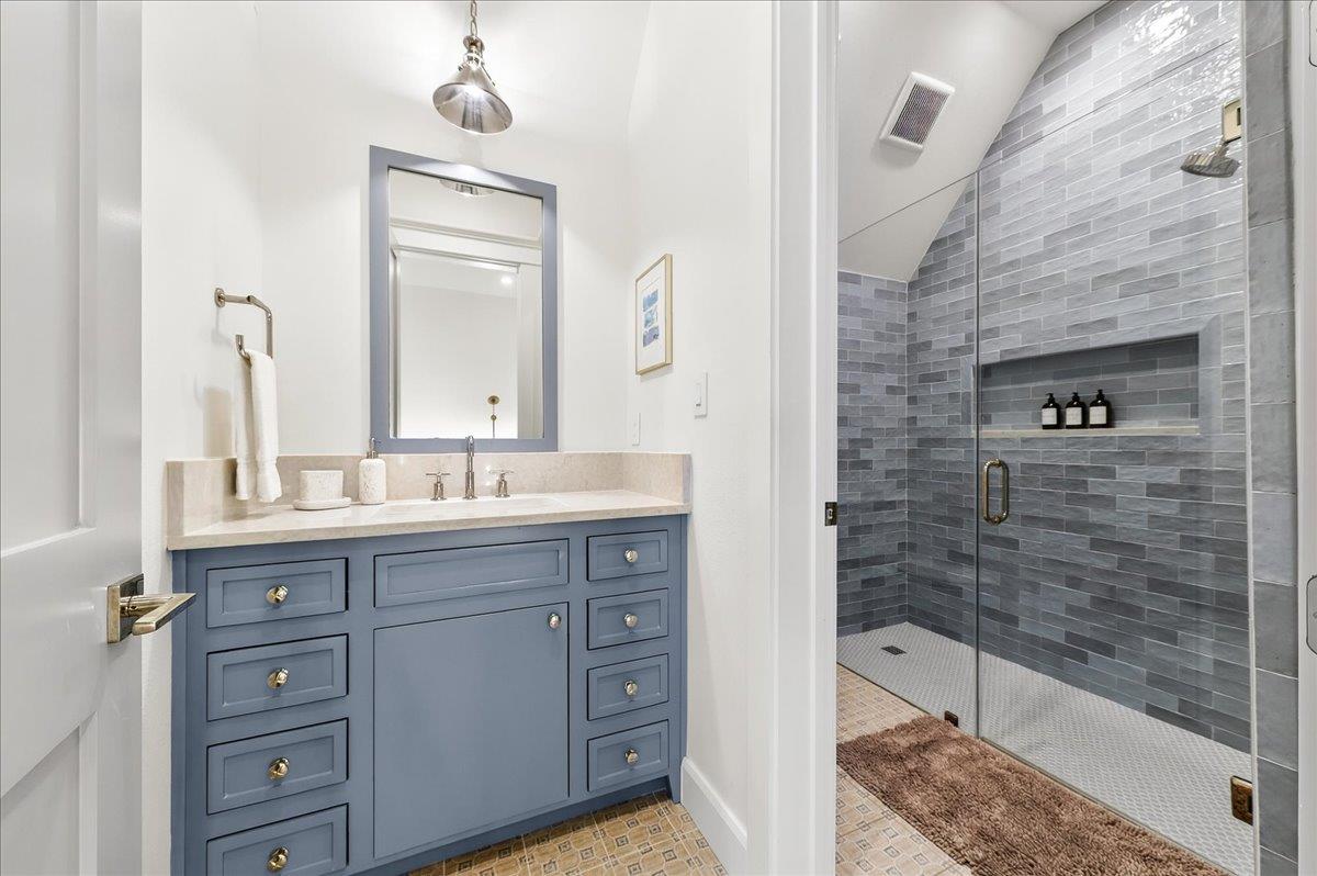 3rd Floor, Shared Bathroom