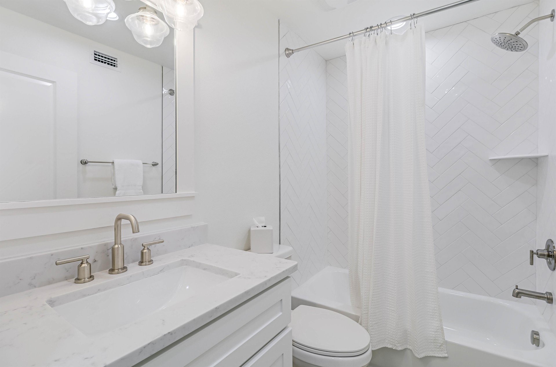 Queen Bathroom, 2nd Floor