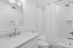 Queen Bathroom, 2nd Floor