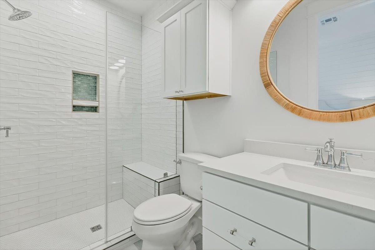 King Bathroom, 2nd Floor