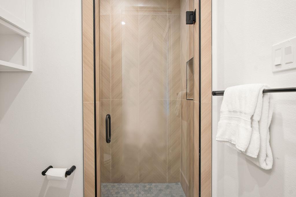 Second King Bathroom, 1st Floor