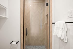 Second King Bathroom, 1st Floor