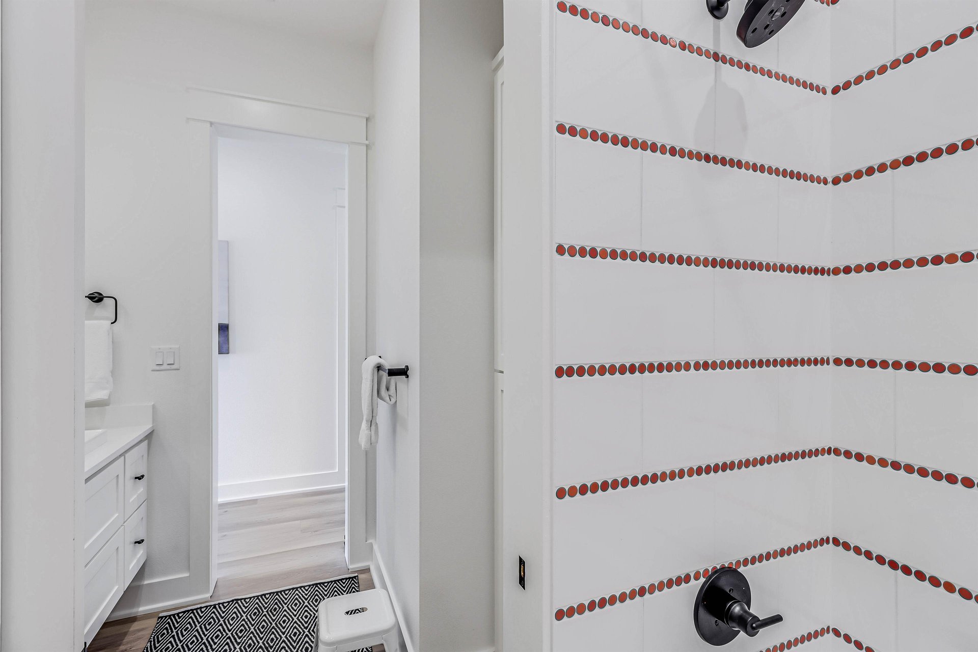 Shared Bathroom, 1st Floor