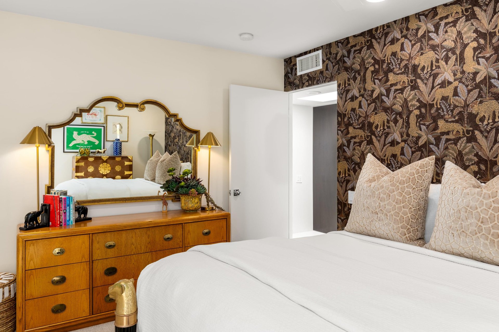 Queen size bed, flatscreen TV, and ensuite bathroom.