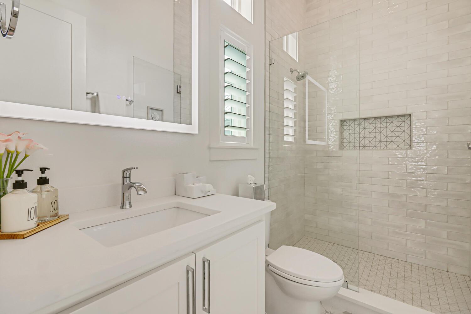 Second King Bathroom, 2nd Floor