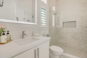 Second King Bathroom, 2nd Floor