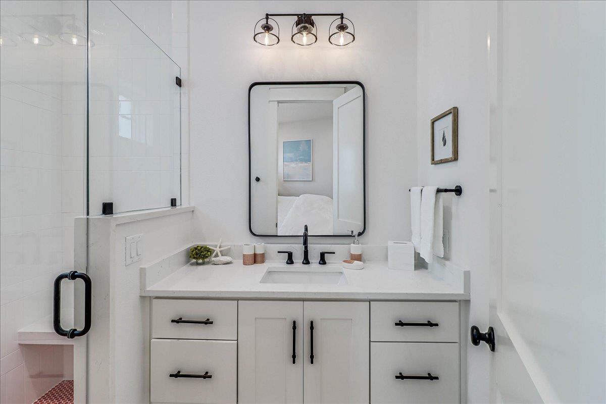 Second King Bathroom, 1st Floor