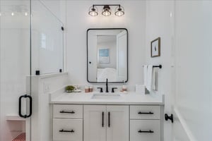 Second King Bathroom, 1st Floor