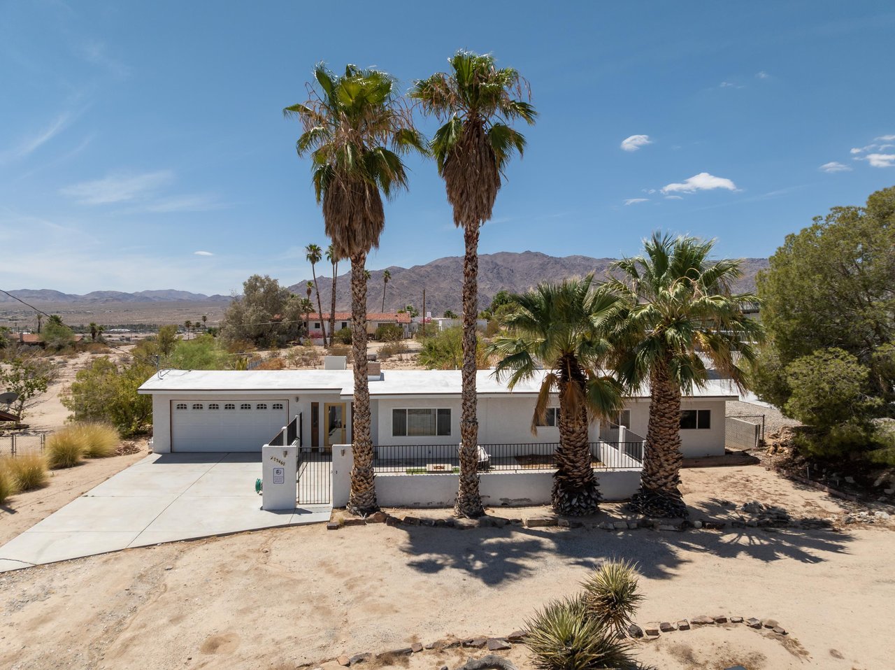 Enjoy your stay at Hollywood Oasis, your home away from home