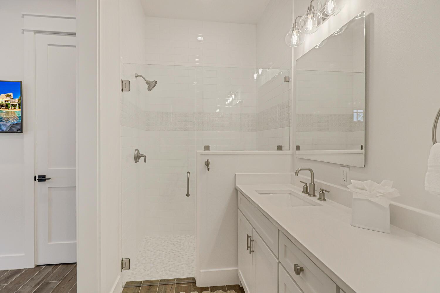 Ensuite King Bathroom, 1st Floor